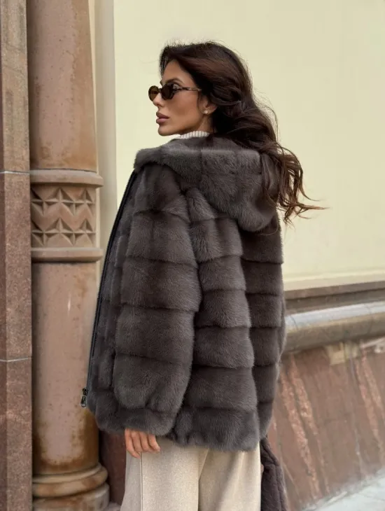 Бомбер из меха норки с капюшоном - цвет мокко - фото 7