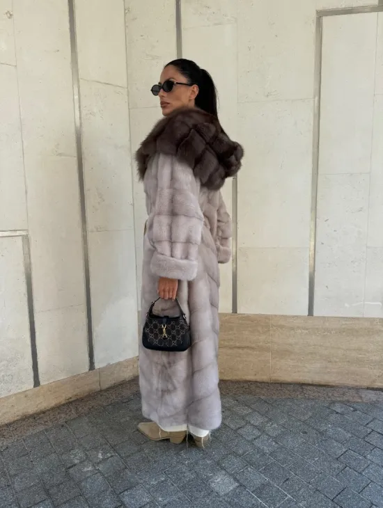 Шуба норковая с капюшоном из меха куницы в цвете нюд - фото 8