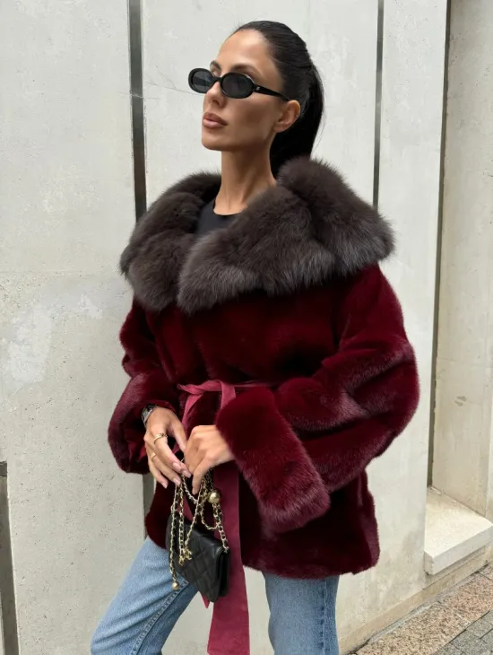 Шуба из меха норки с капюшоном из куницы бордового цвета - фото 0