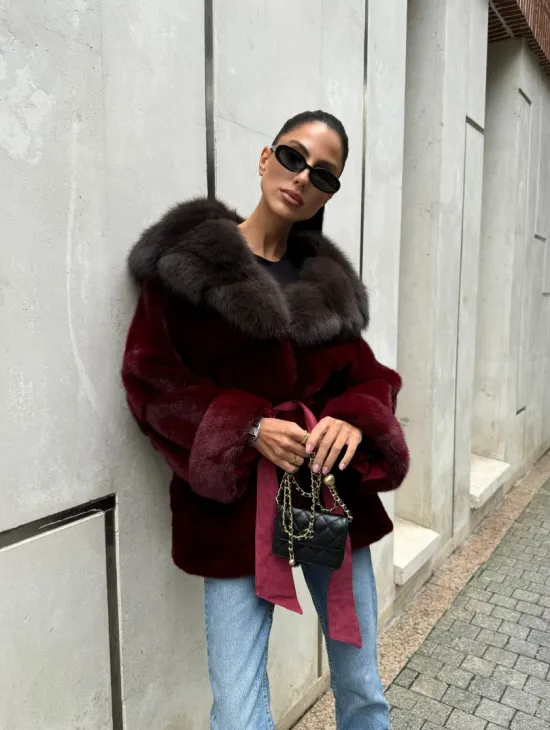 Шуба из меха норки с капюшоном из куницы бордового цвета - фото 10